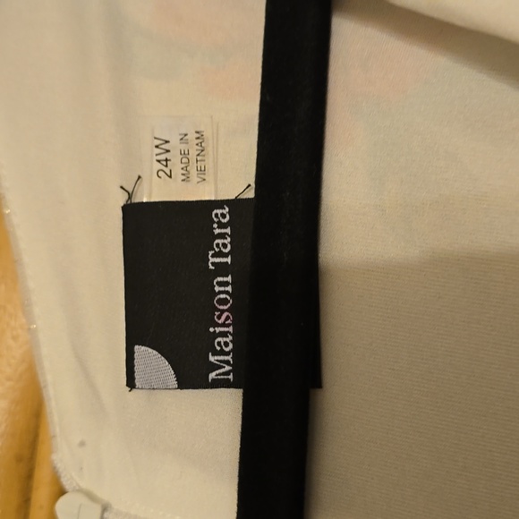 Maison Tara Flowy Metallic Lined Dress in 24W. Colors white/ pink/ green - Picture 3 of 10